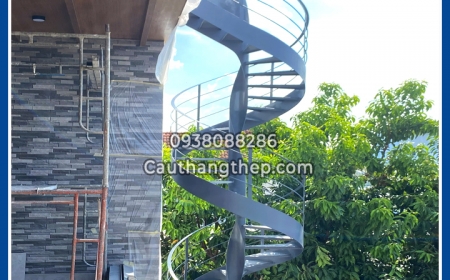 Cầu thang xoắn ốc ngoài trời