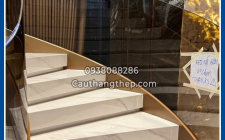 Cầu thang xoắn ốc căn hộ Duplex Quận 7